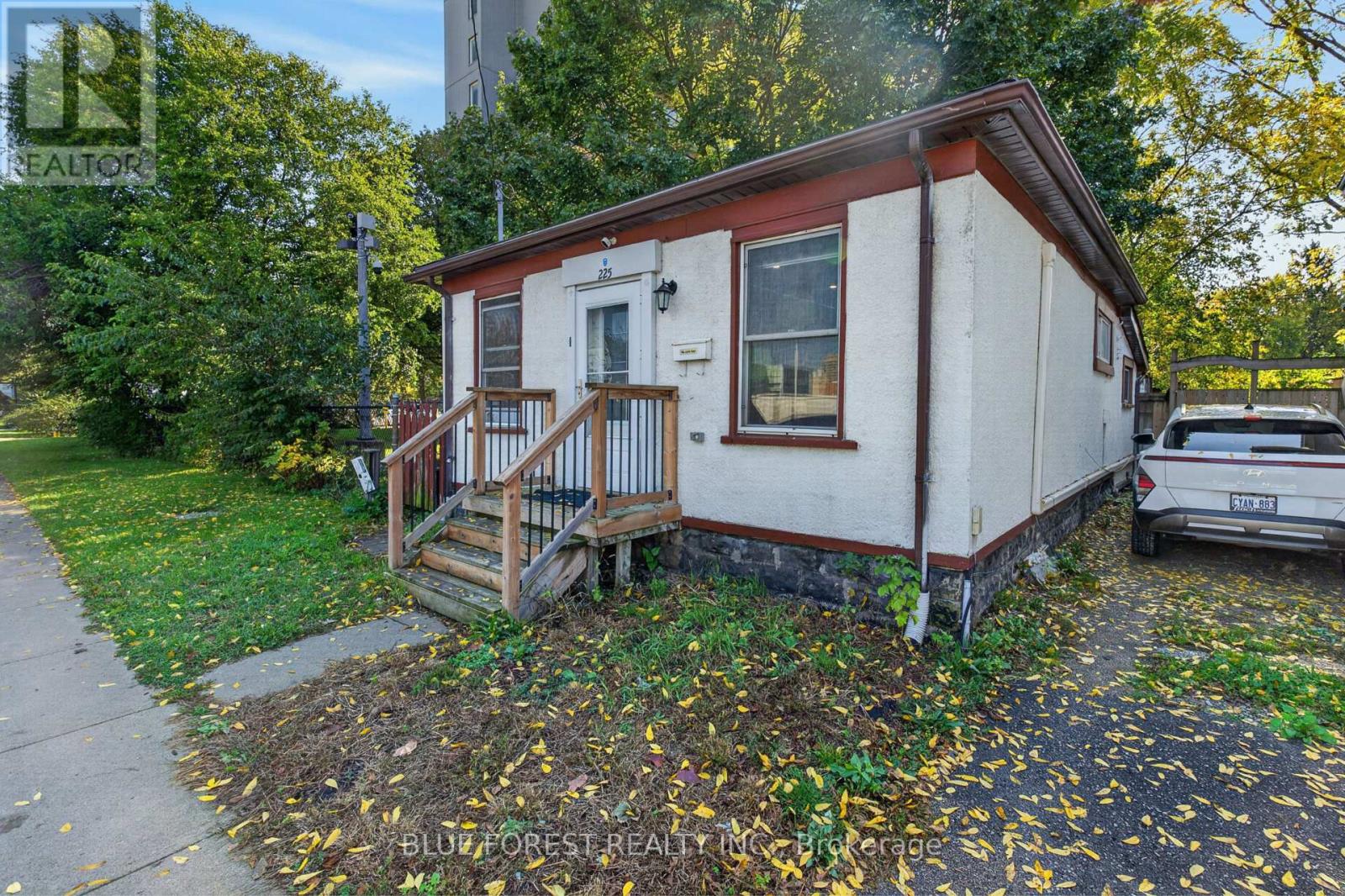 225 SIMCOE STREET, London East (East K) — photo 2