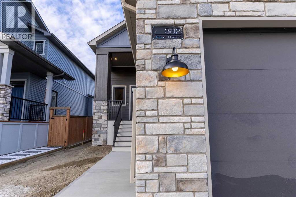 382 Canyon Meadows Road W, Lethbridge — photo 3