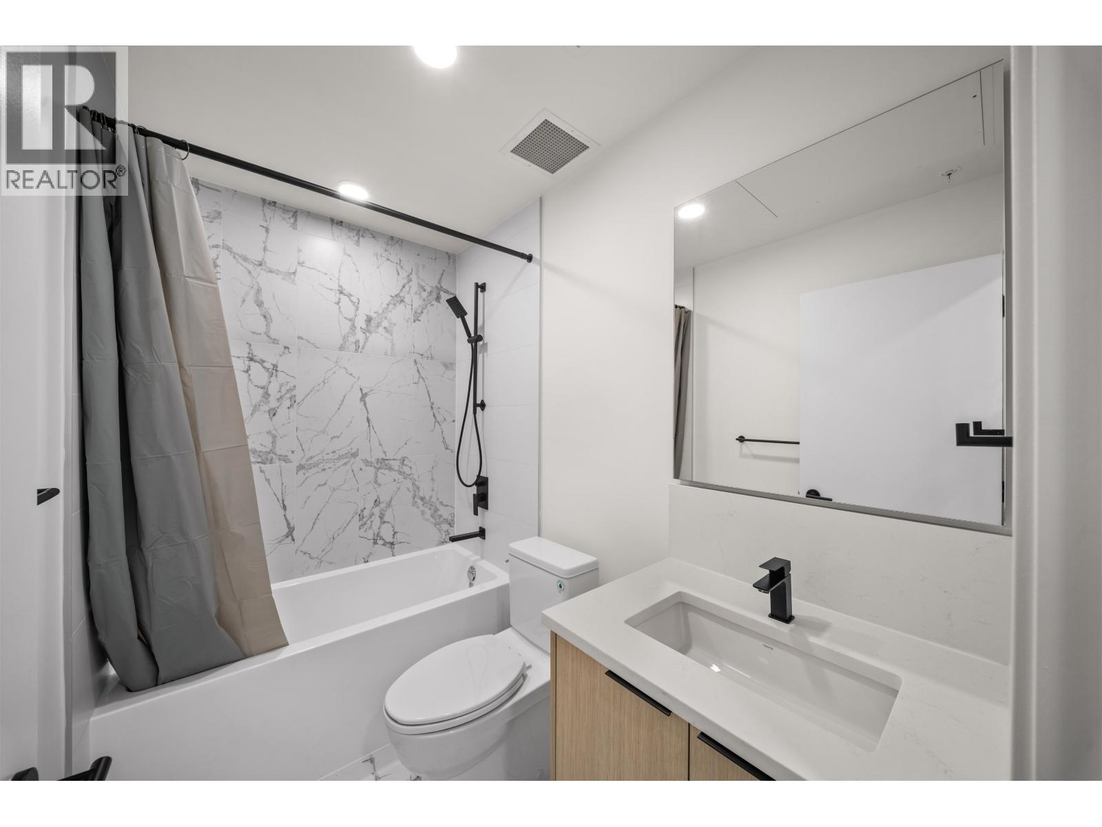 503 422 E 3RD STREET, North Vancouver - Image 1