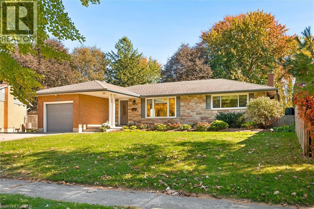 18 EVELYN Crescent — photo 2