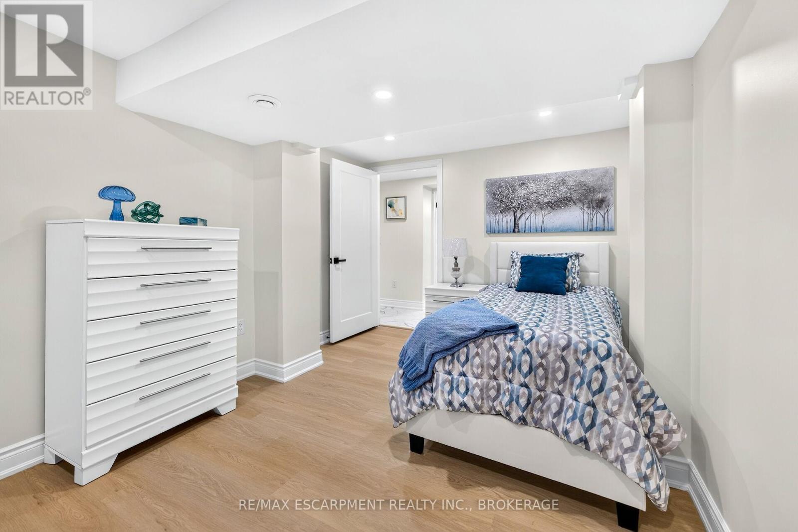 5662 MORDEN DRIVE - 44