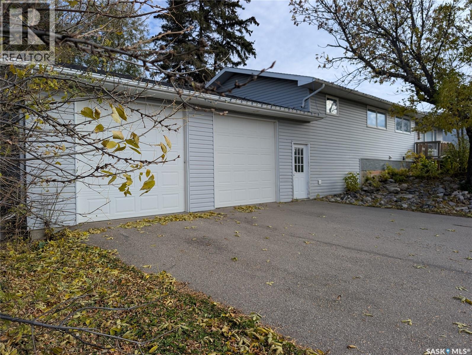 107 Carlton STREET photo 2