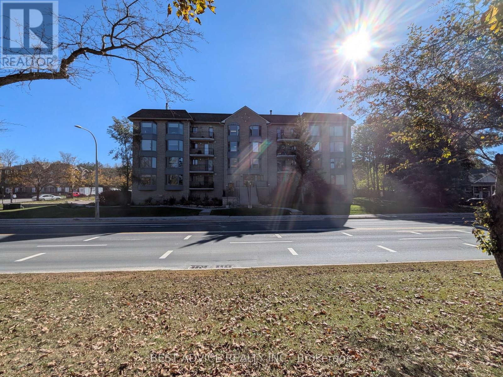 104- 85 Wellington Street West, Aurora, ON photo 2