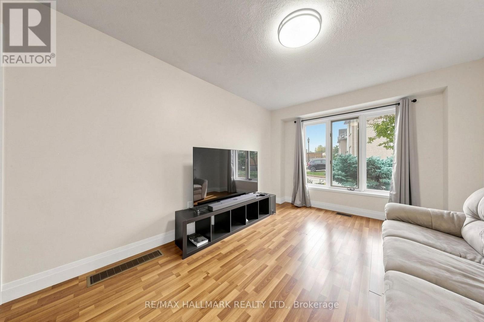 1- 351 Riddell Court, Newmarket, ON photo 10