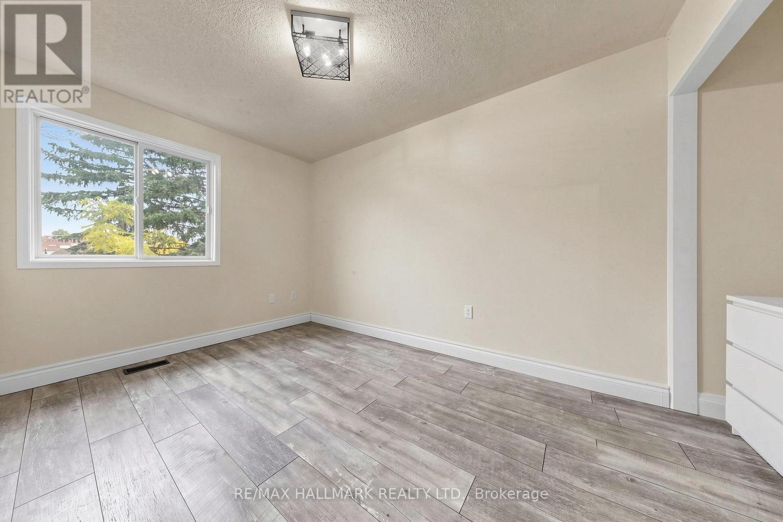 1- 351 Riddell Court, Newmarket, ON photo 21