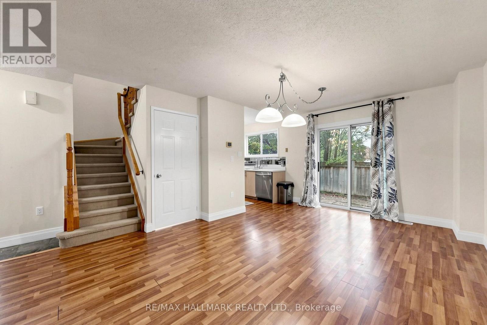 1- 351 Riddell Court, Newmarket, ON photo 3