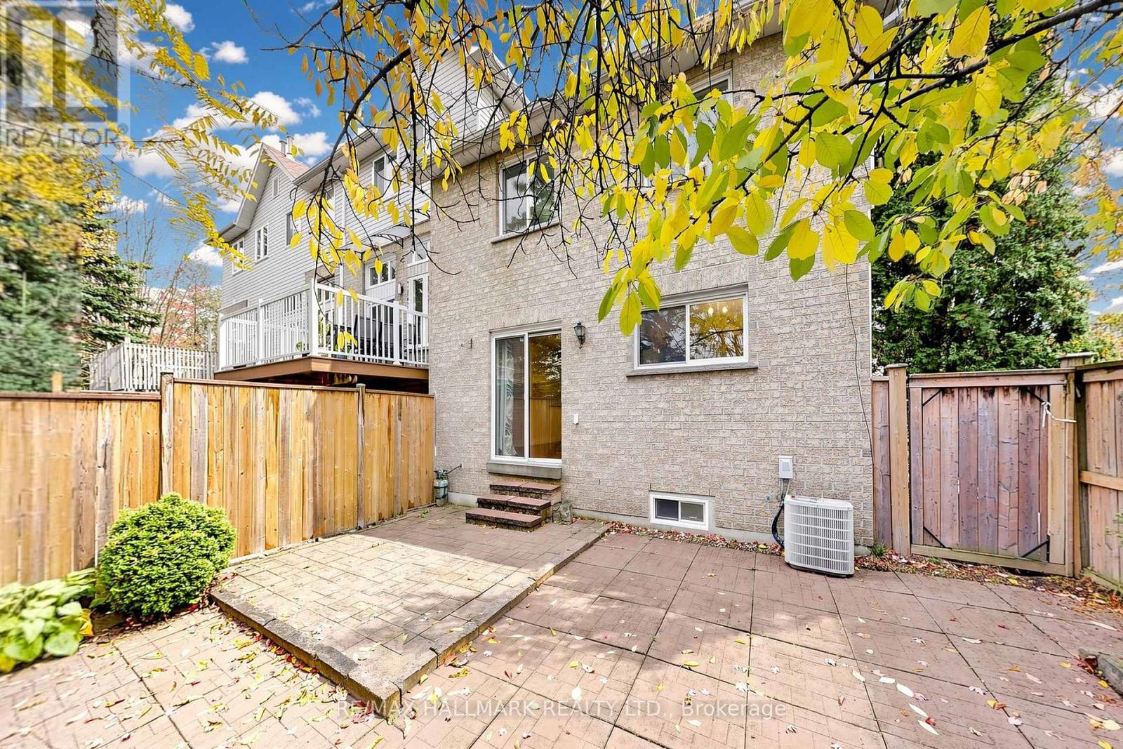 1- 351 Riddell Court, Newmarket, ON photo 30