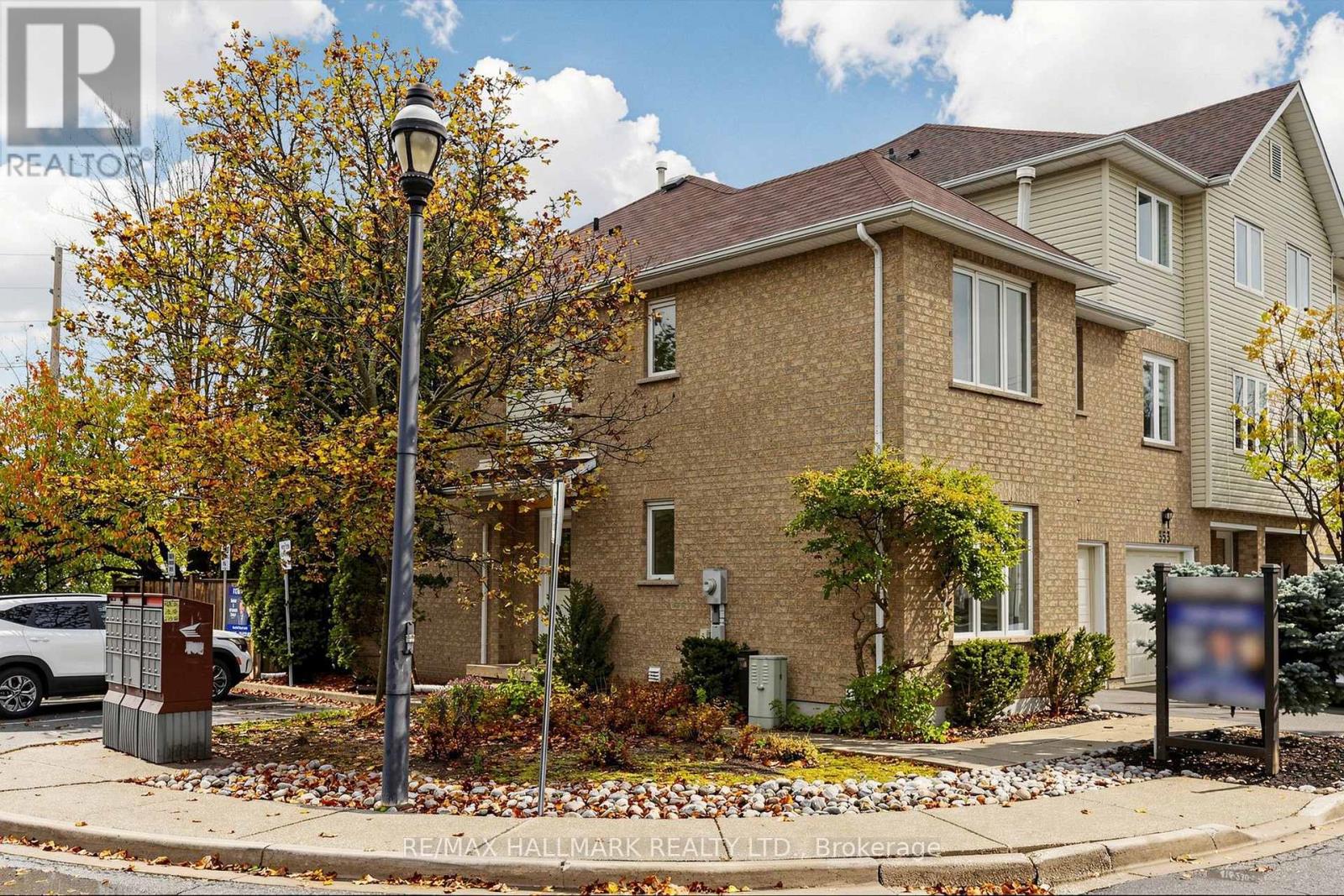 1- 351 Riddell Court, Newmarket, ON photo 35