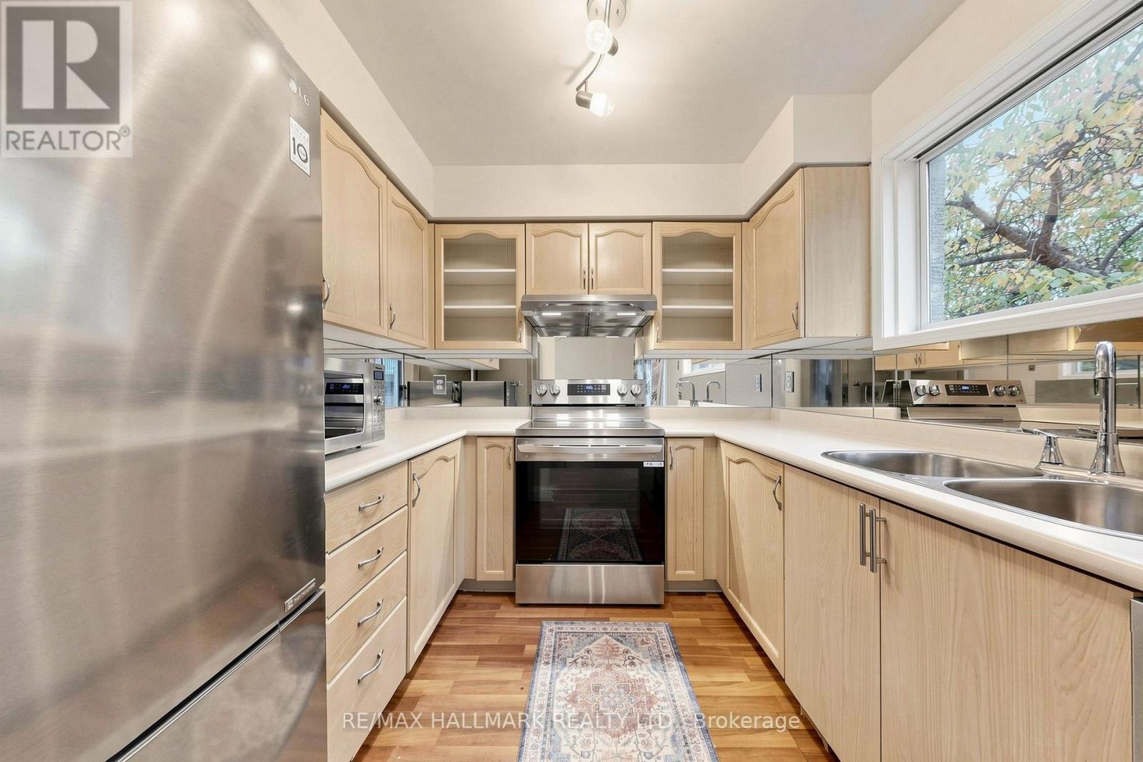 1- 351 Riddell Court, Newmarket, ON photo 4