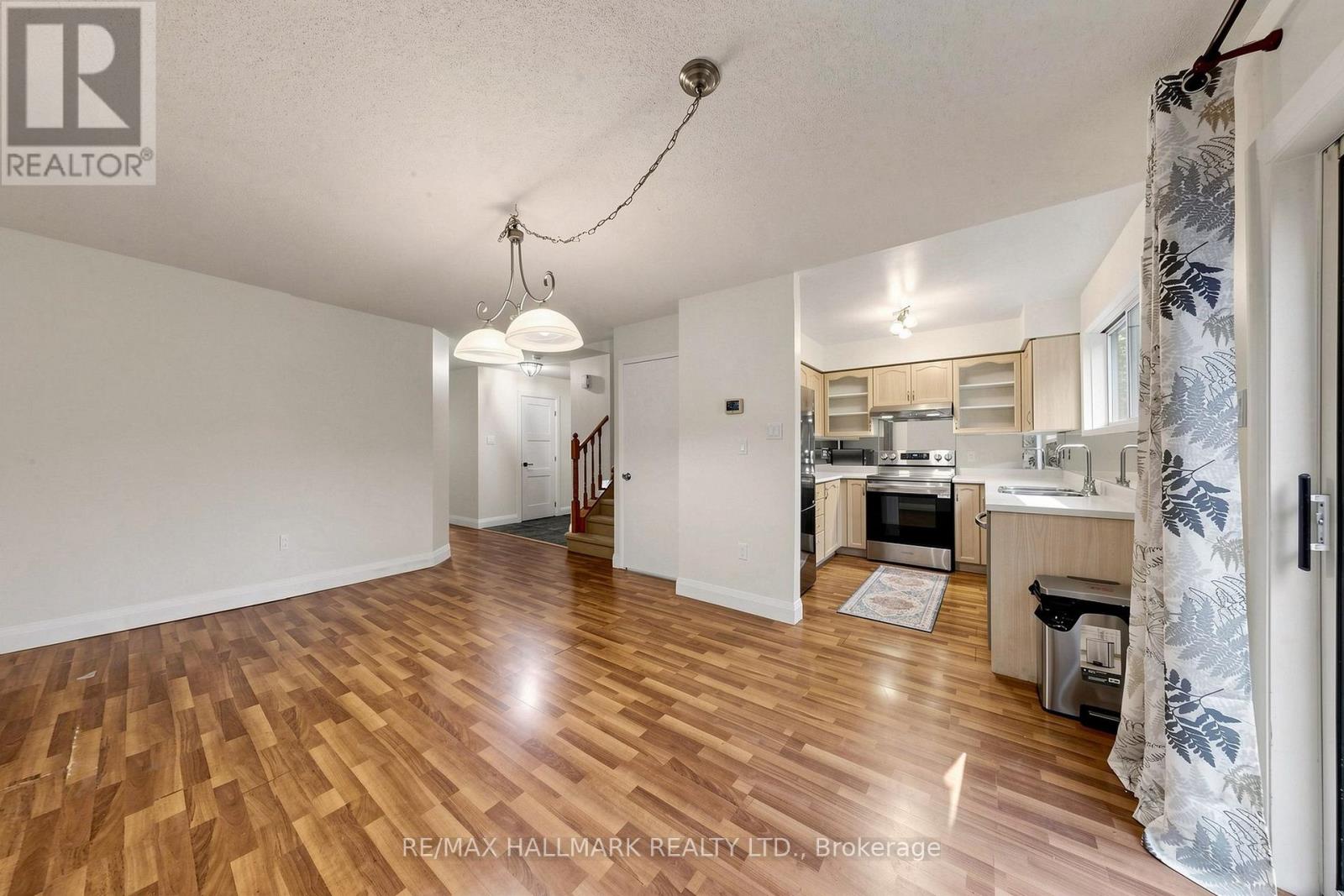 1- 351 Riddell Court, Newmarket, ON photo 5