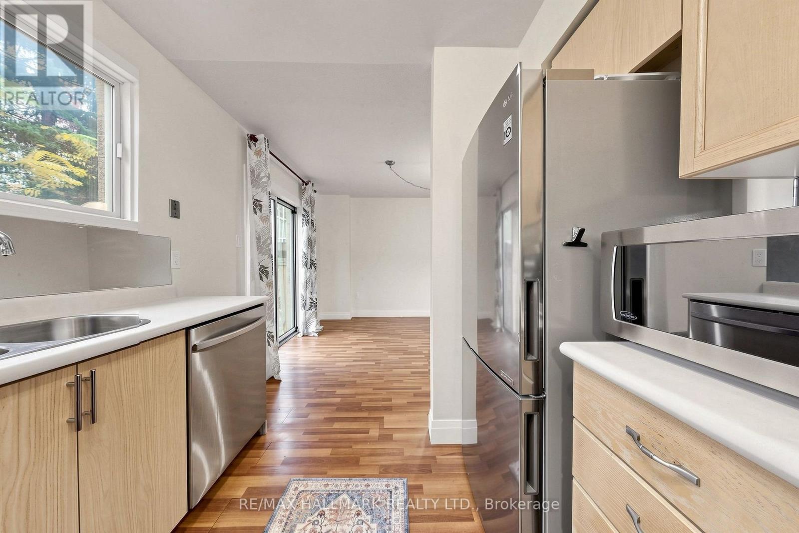 1- 351 Riddell Court, Newmarket, ON photo 6