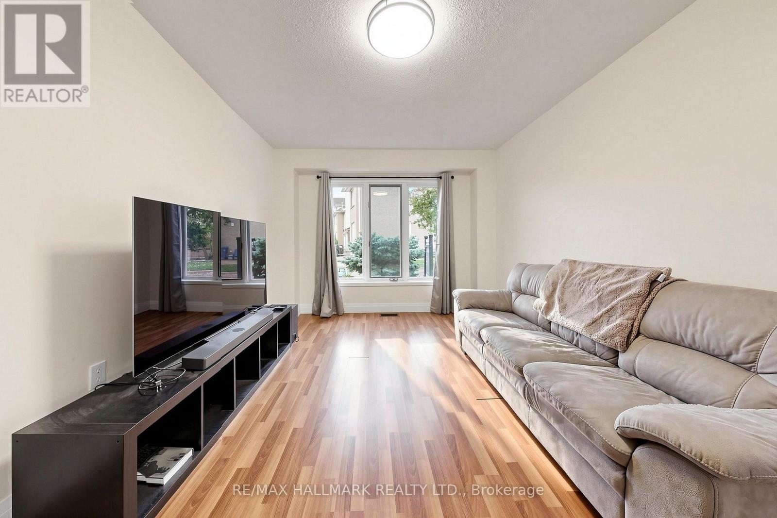 1- 351 Riddell Court, Newmarket, ON photo 7