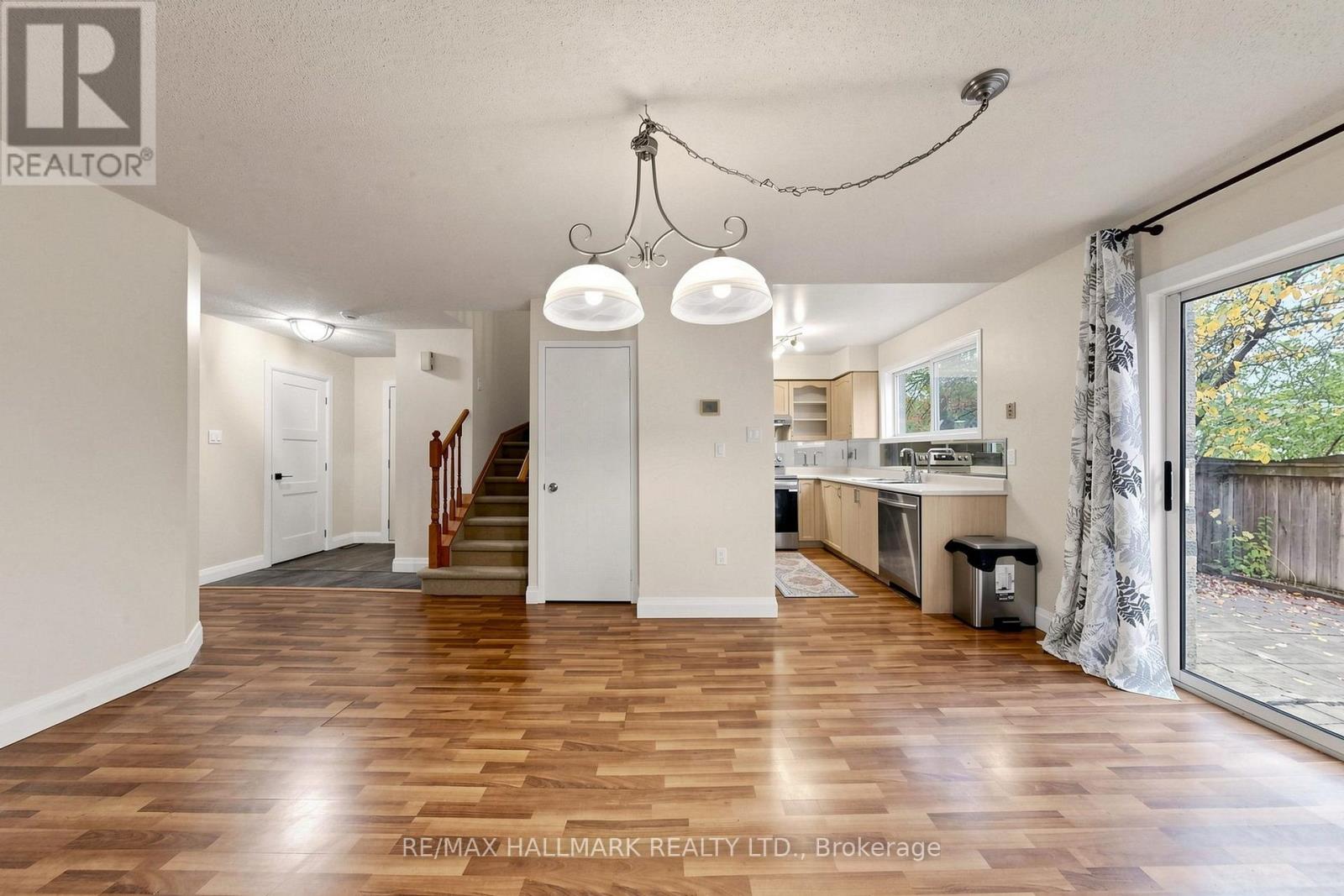 1- 351 Riddell Court, Newmarket, ON photo 8