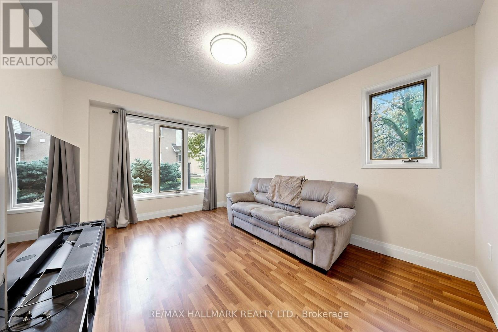1- 351 Riddell Court, Newmarket, ON photo 9