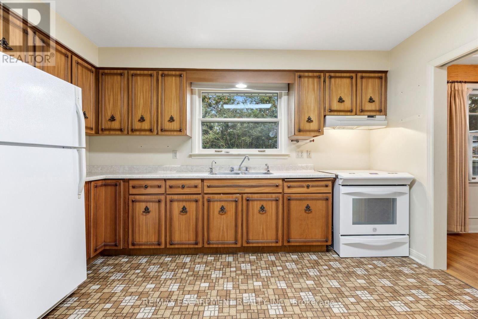 99 RUNNYMEDE CRESCENT, London North (North J) — photo 12