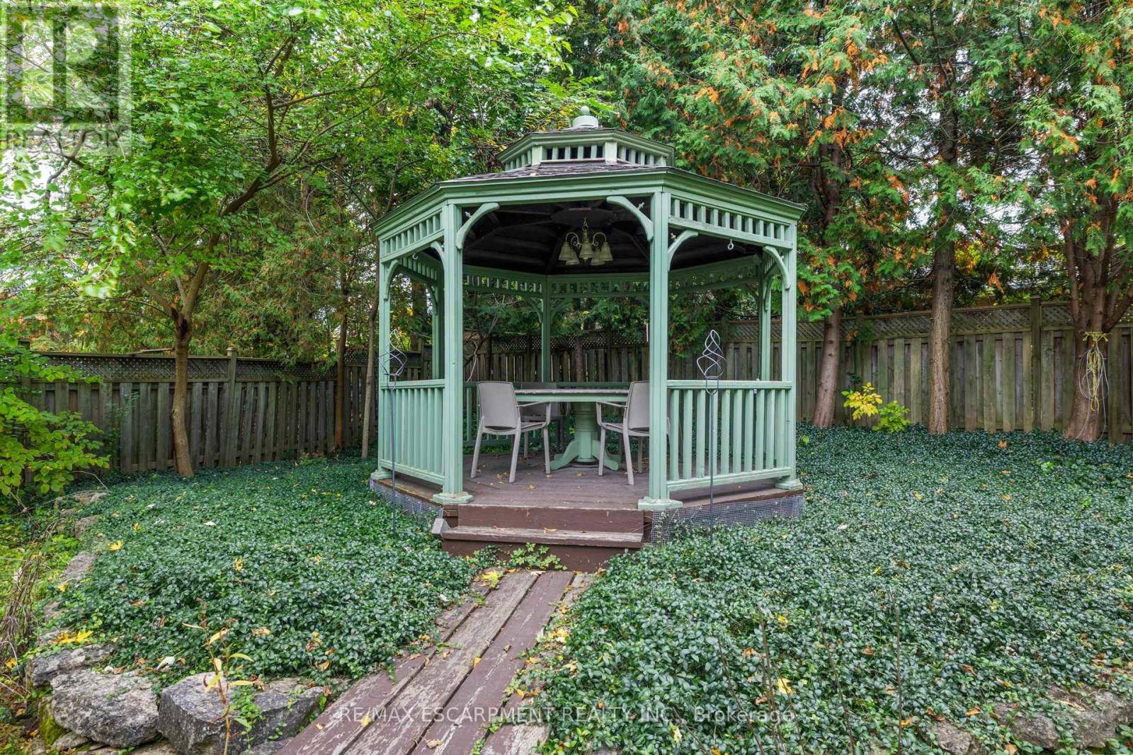99 RUNNYMEDE CRESCENT, London North (North J) — photo 4