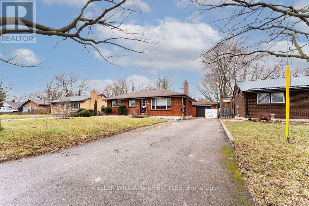 LOWER - 179 BURNSIDE DRIVE, London East (East I) — photo 2