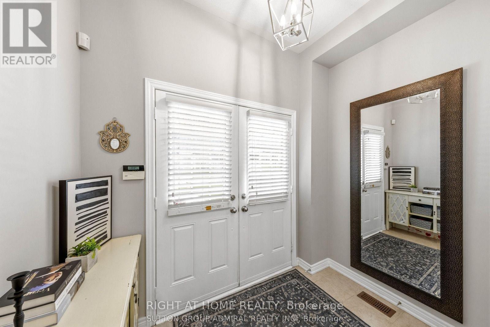 8 NAPANEE STREET, Richmond Hill (Jefferson) — photo 2