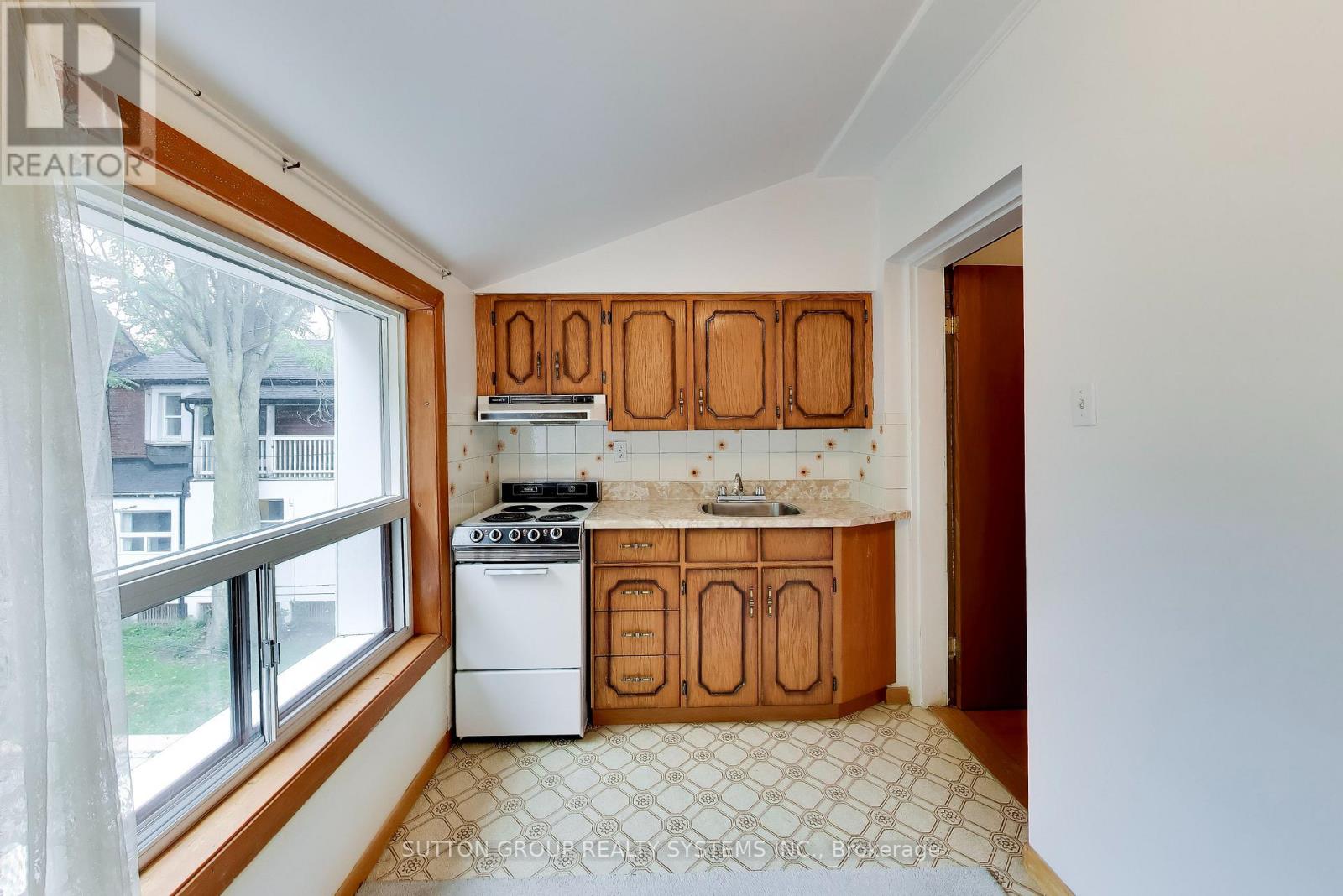 8 Alhambra Avenue, Toronto, ON photo 18