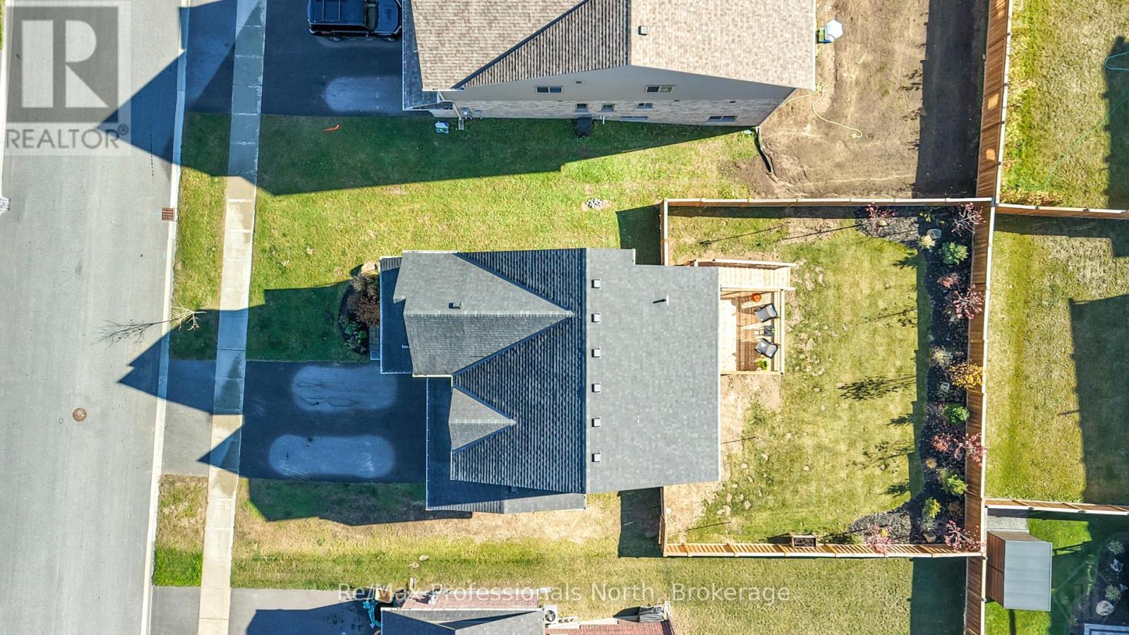 35 WOODSTREAM DRIVE - 44