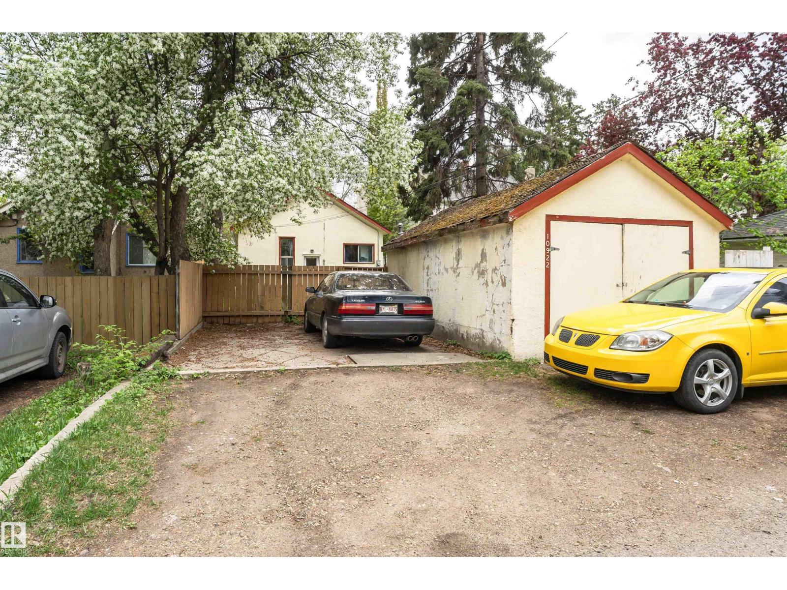 10922 84 AV NW, Edmonton — photo 33