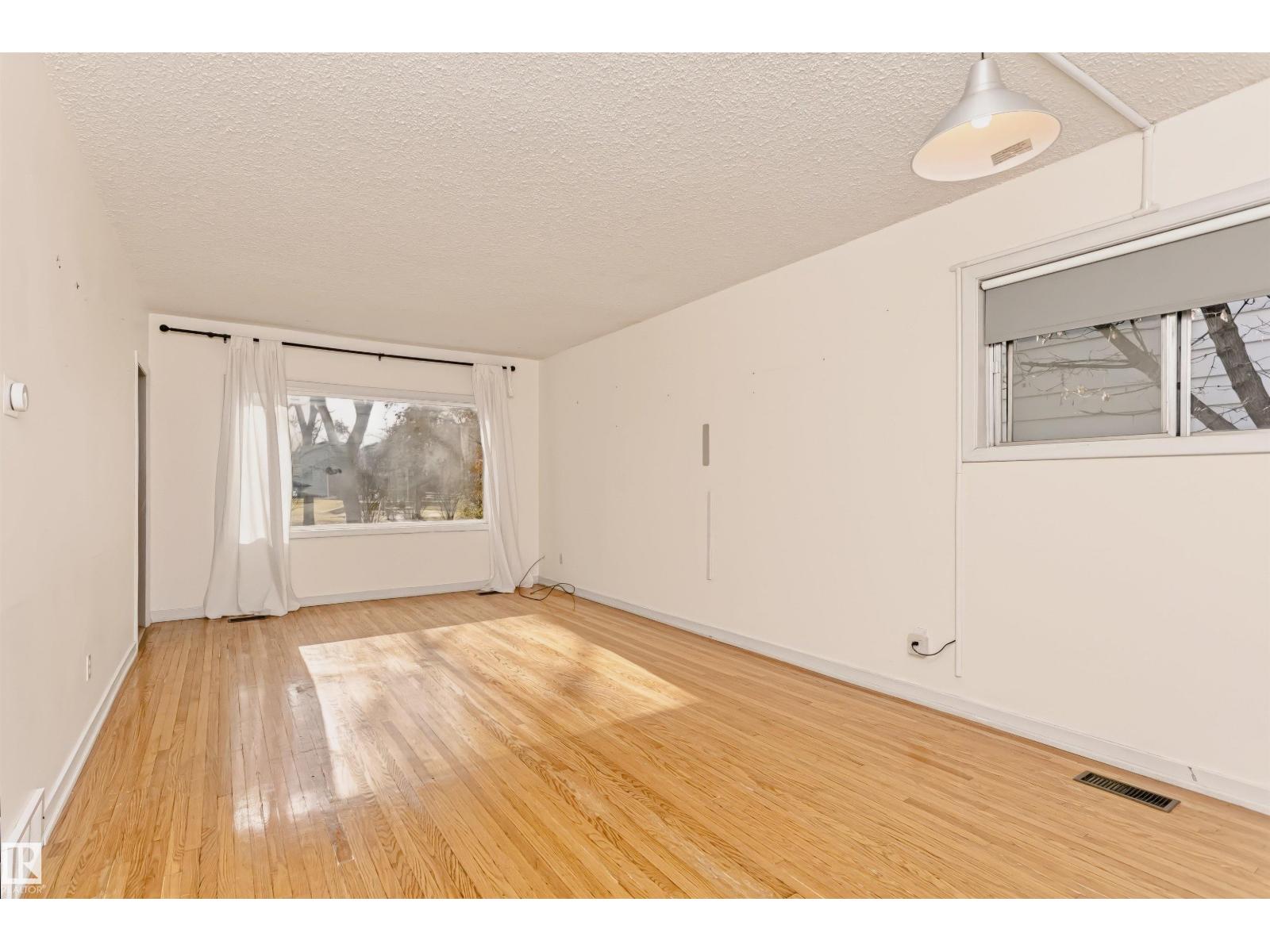 10922 84 AV NW, Edmonton — photo 4