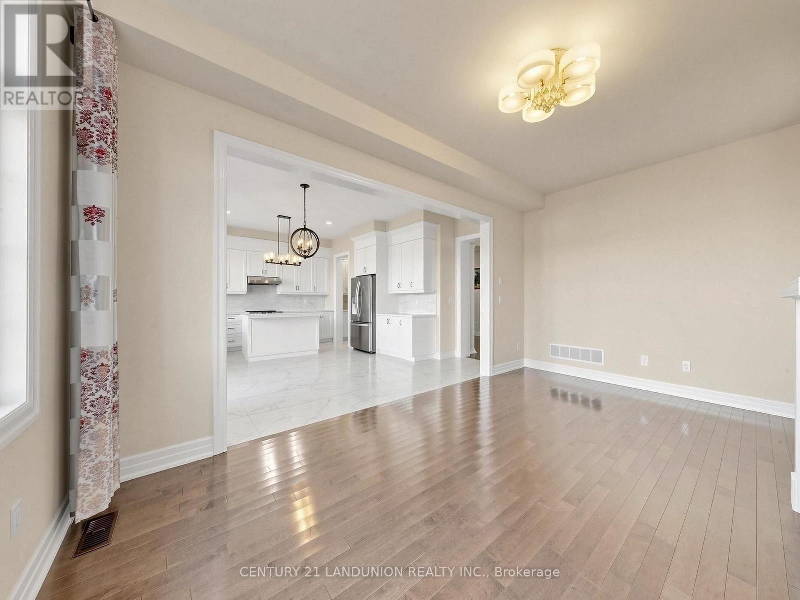 254 Touch Gold Crescent, Aurora, ON photo 10