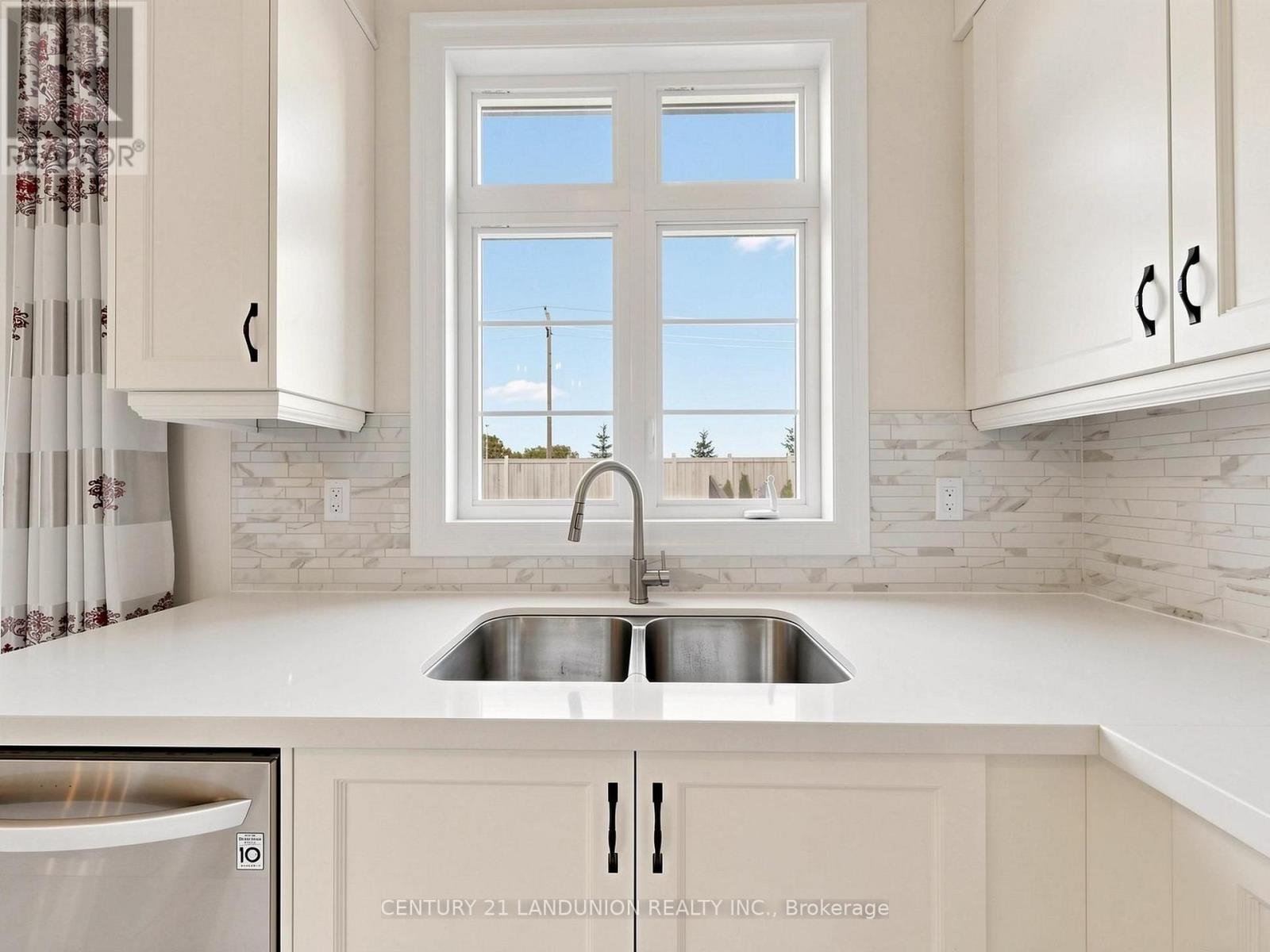 254 Touch Gold Crescent, Aurora, ON photo 14