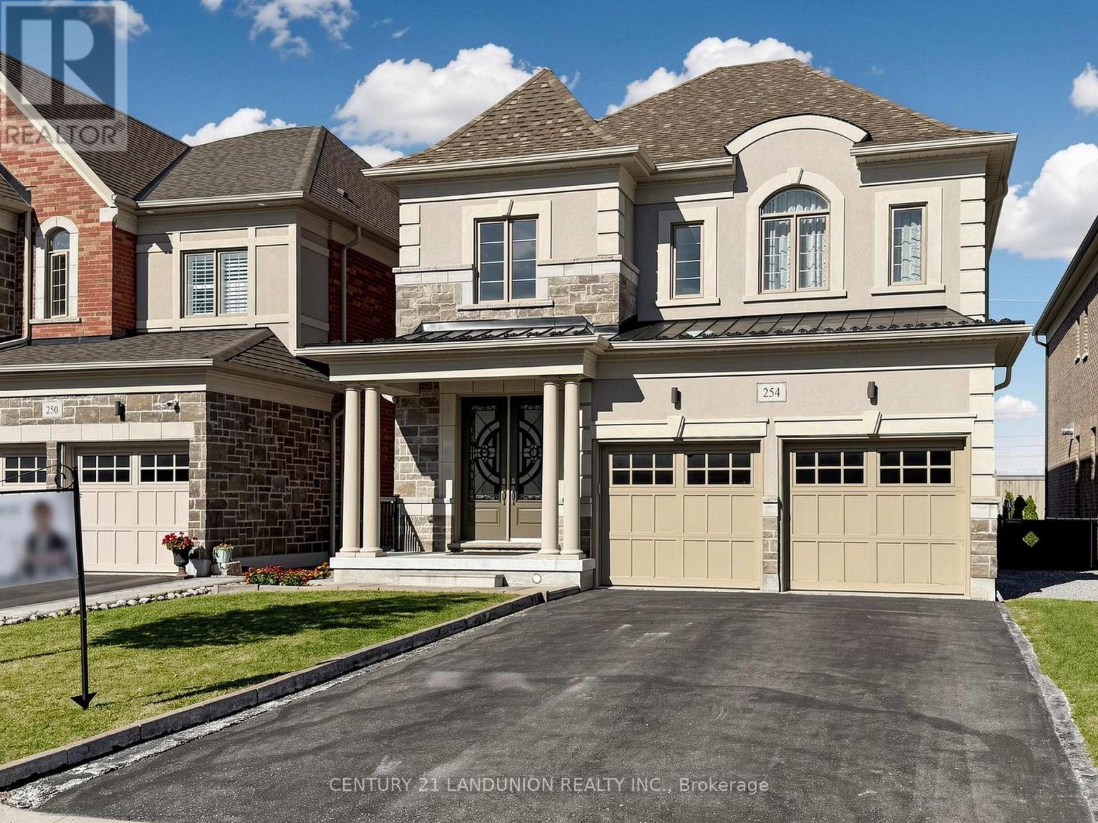 254 Touch Gold Crescent, Aurora, ON photo 2