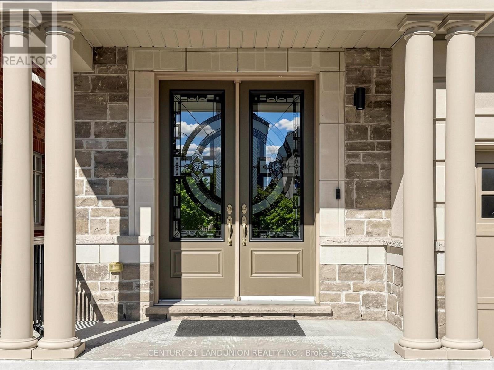 254 Touch Gold Crescent, Aurora, ON photo 3