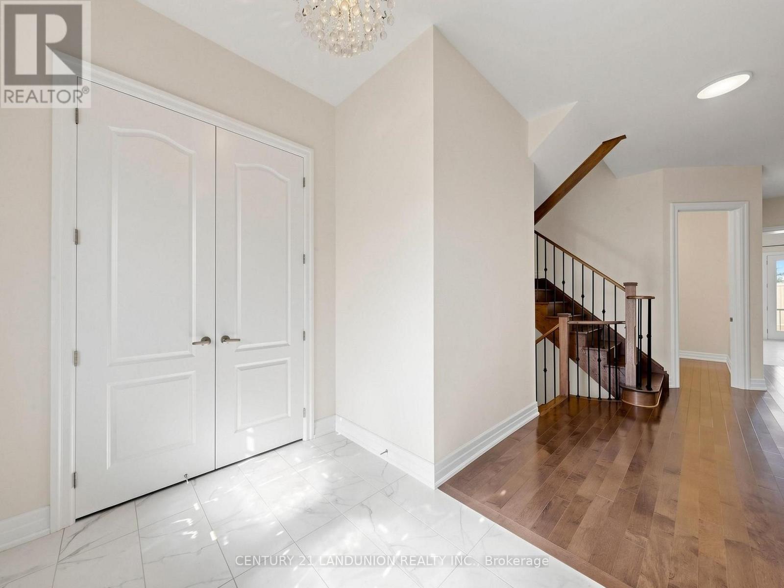 254 Touch Gold Crescent, Aurora, ON photo 5