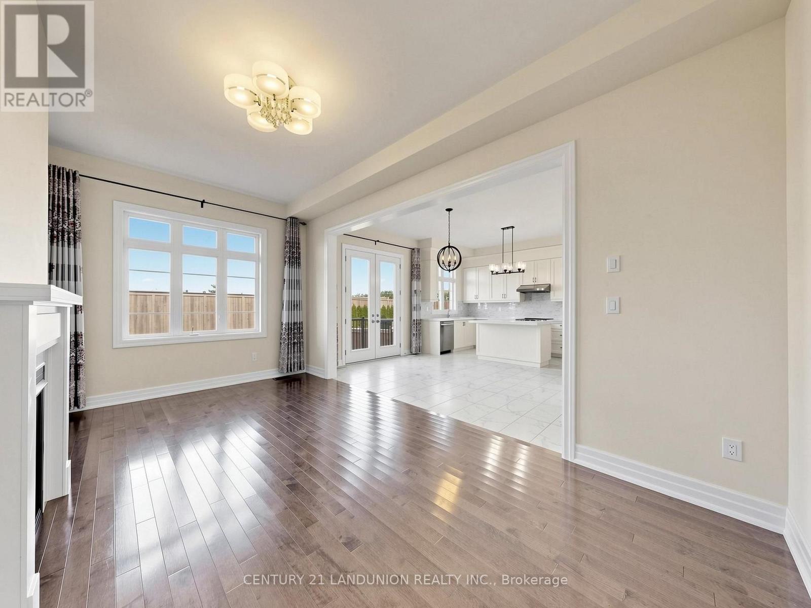 254 Touch Gold Crescent, Aurora, ON photo 6