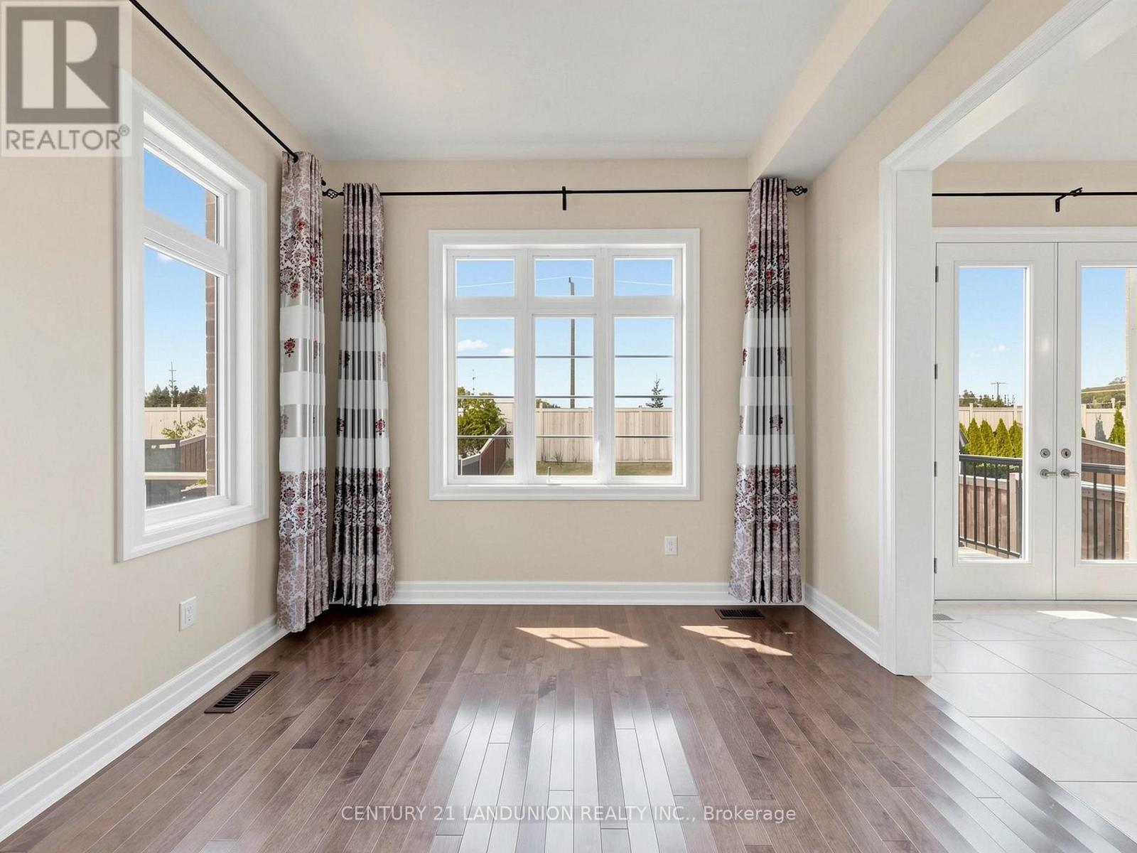 254 Touch Gold Crescent, Aurora, ON photo 8