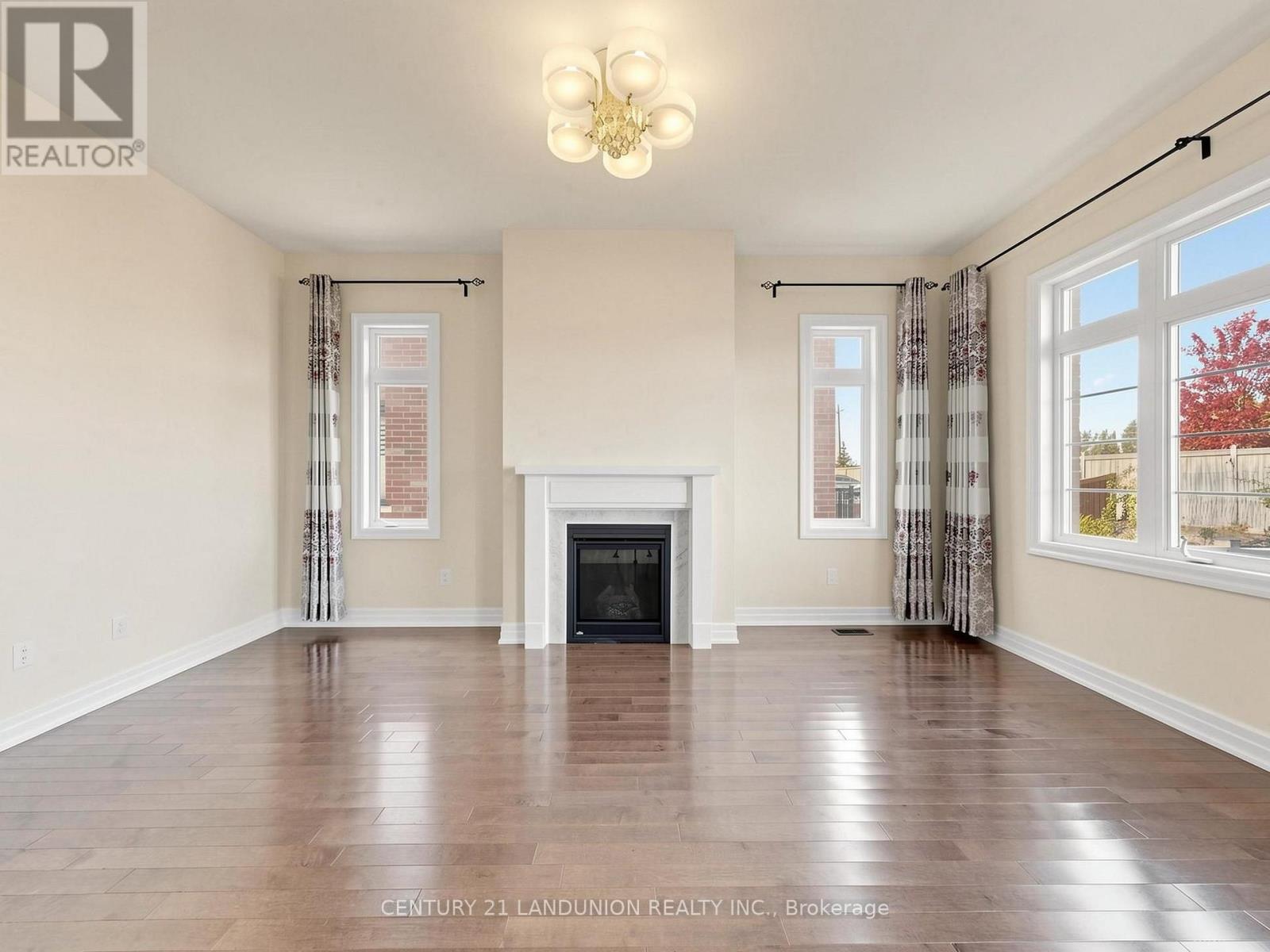 254 Touch Gold Crescent, Aurora, ON photo 9