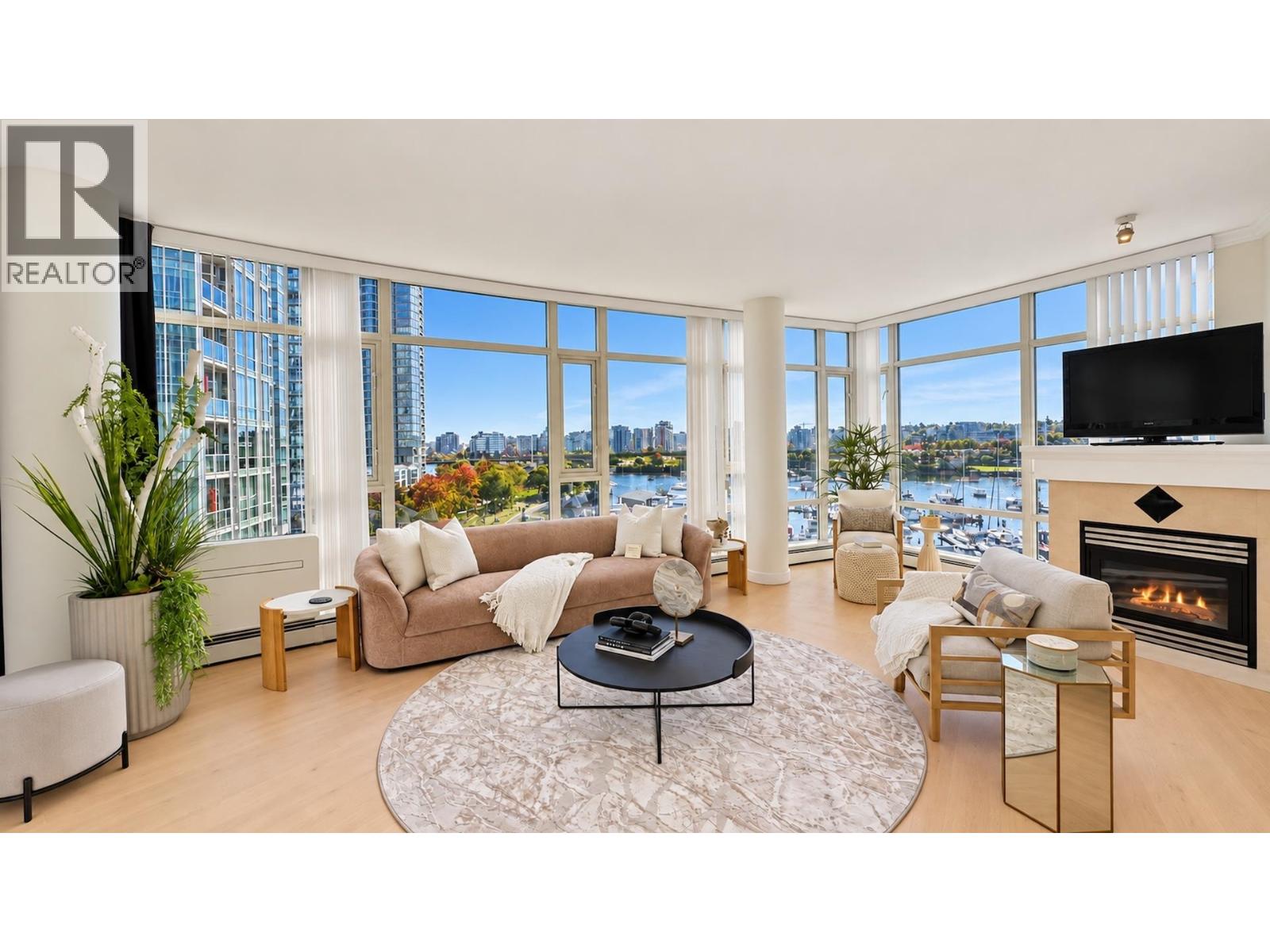 701 1111 MARINASIDE CRESCENT, Vancouver - Image 1