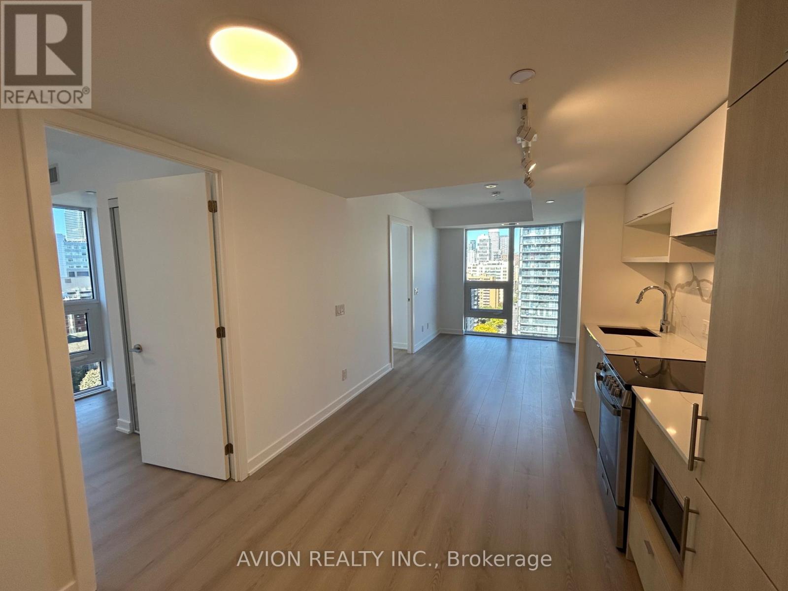 100 Queen Unit 2215 photo 2