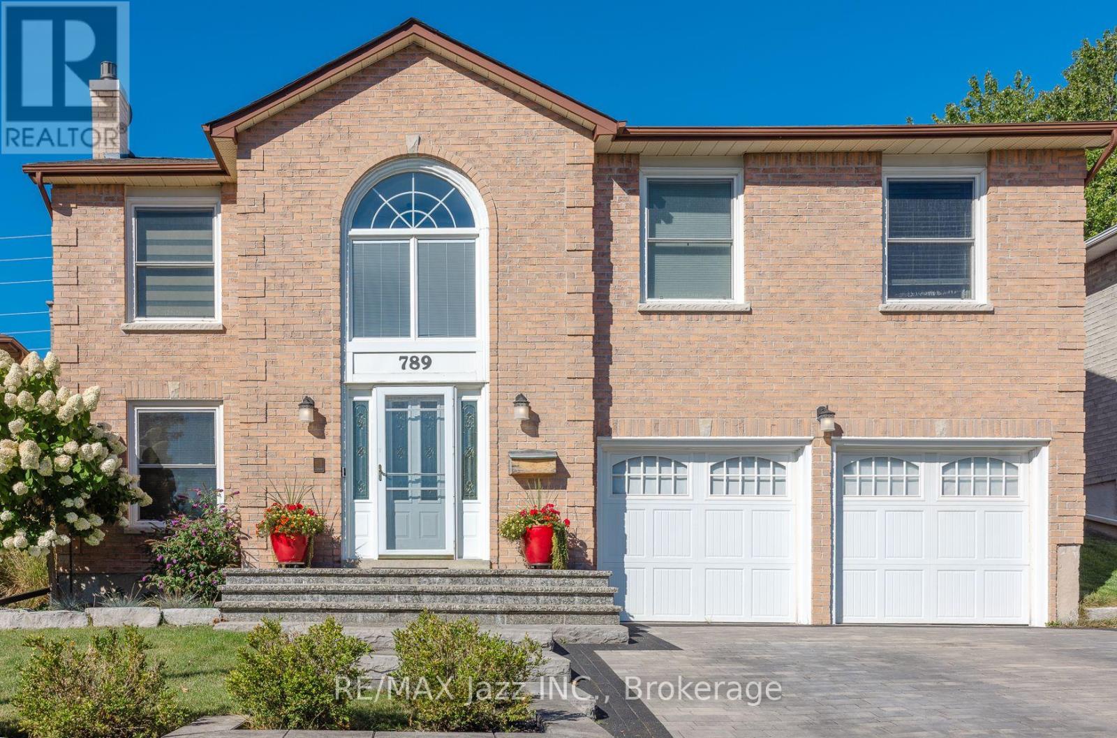 789 Lochness Crescent, Oshawa, ON photo 2