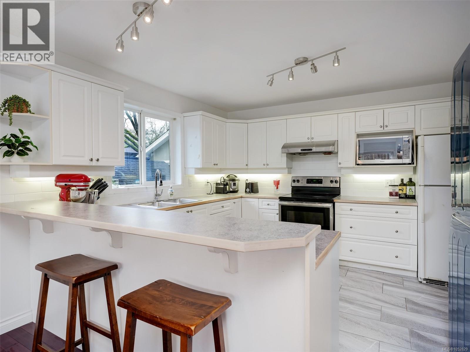  2727 Grosvenor Road, Victoria