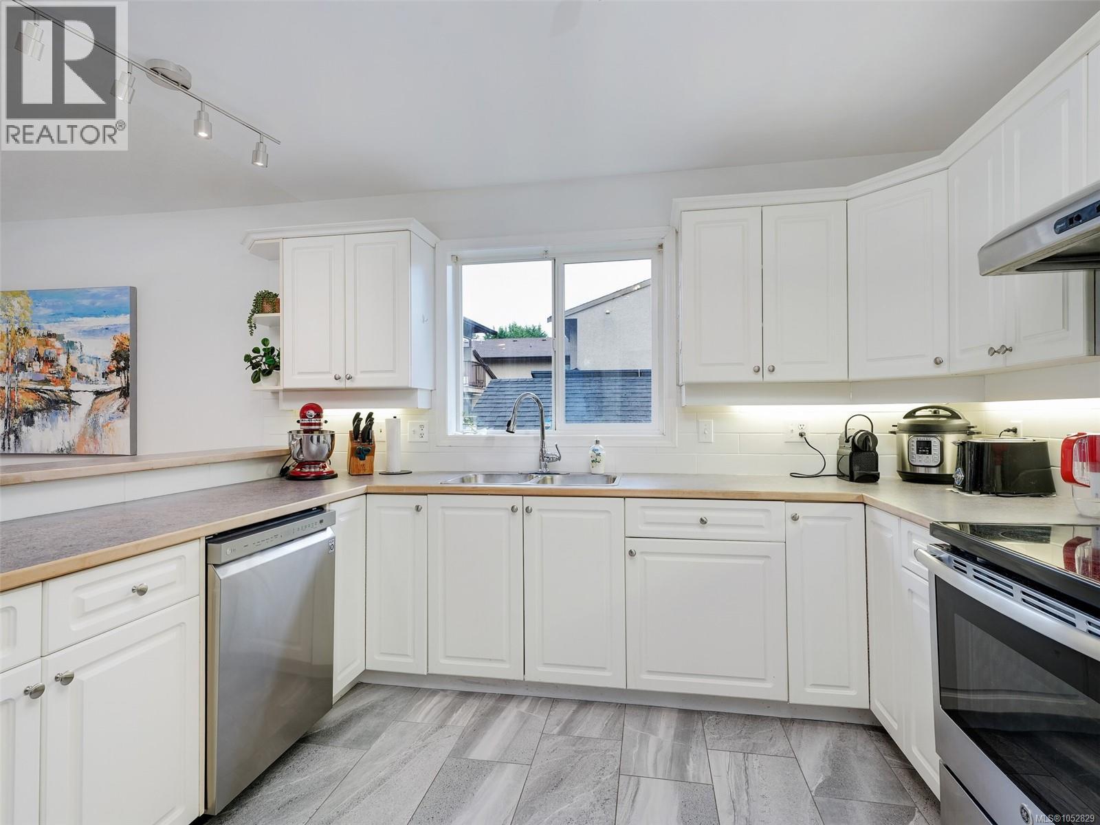 2727 Grosvenor Rd - 8