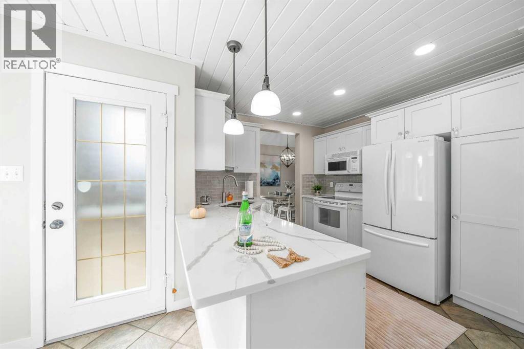 11 Taylor Crescent SE, photo 9 of 43