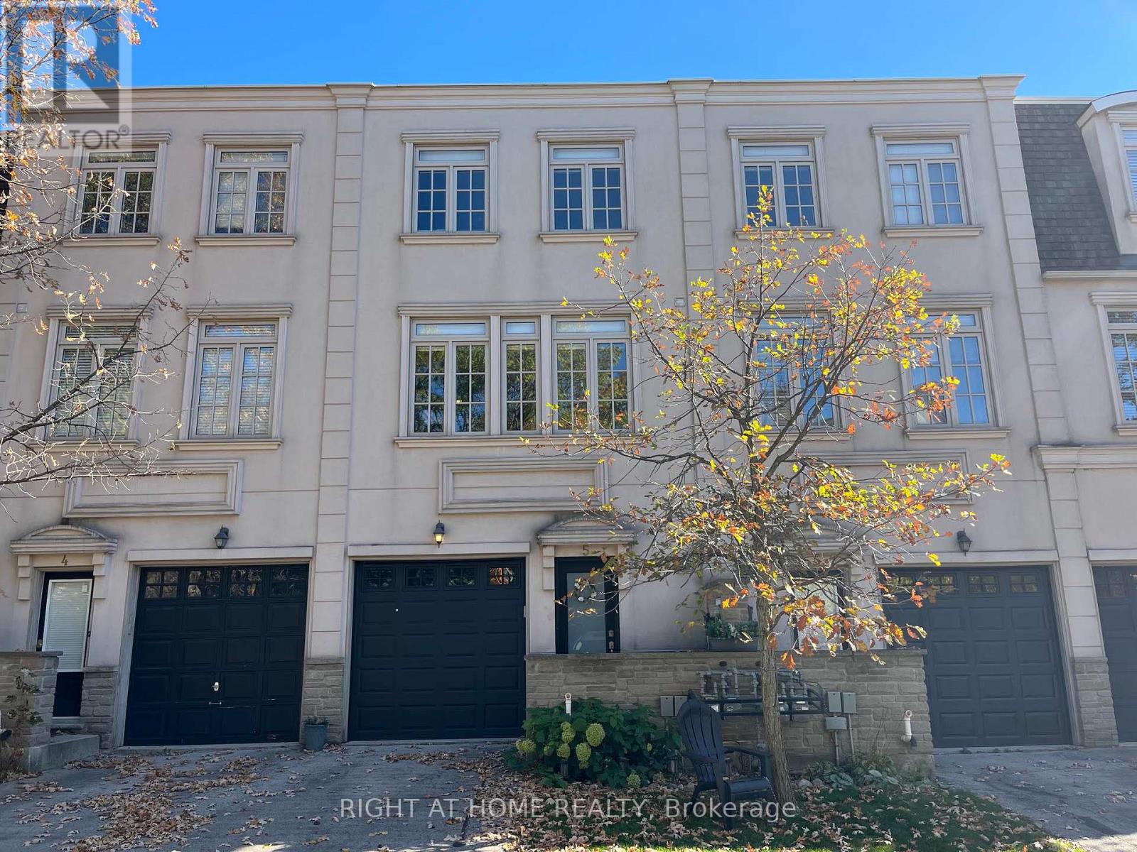 5- 121 Lakeshore Road West, Oakville, ON photo 2