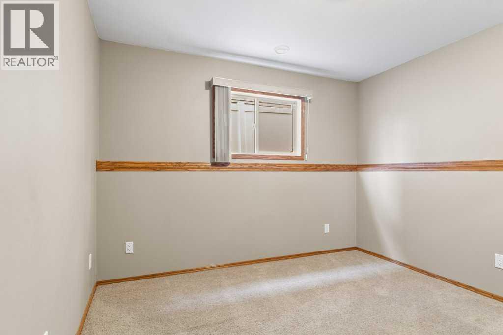 130 Oaklands Crescent, photo 24 of 35