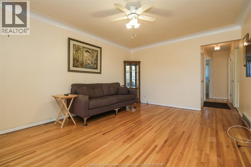1647 BENJAMIN photo 4