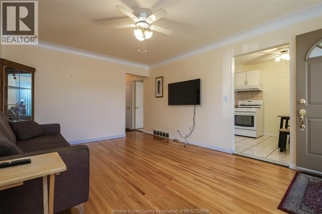1647 BENJAMIN photo 5