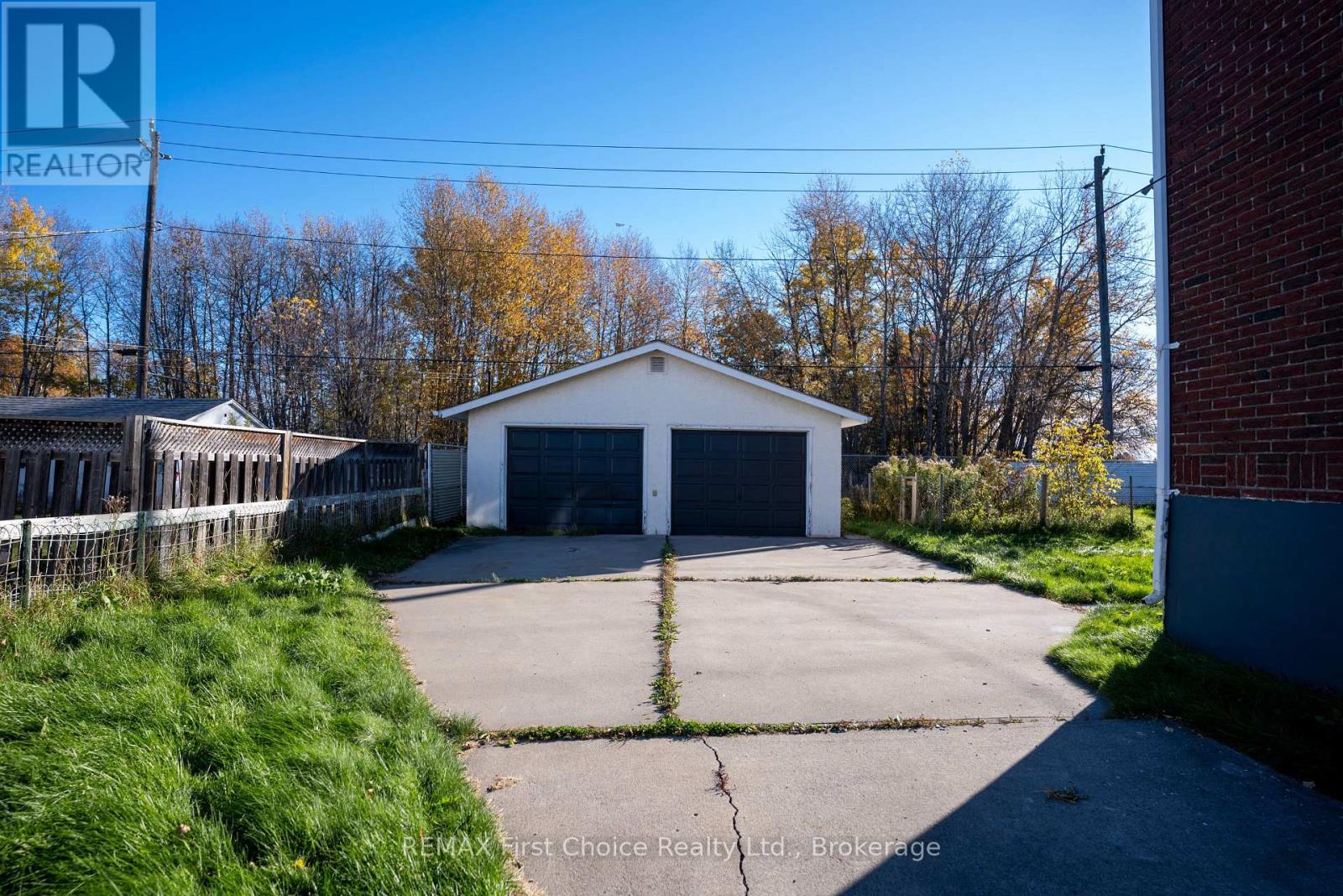1004 Alberta photo 2