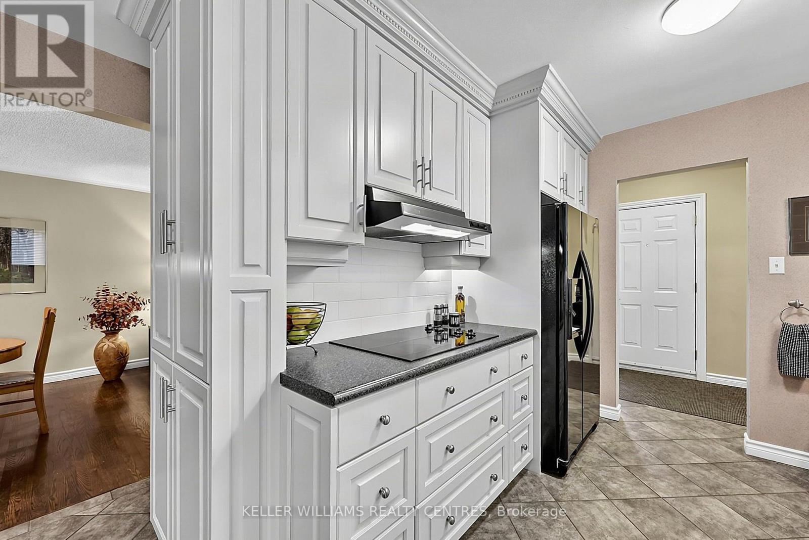 141 Lundys Lane, Newmarket, ON photo 18