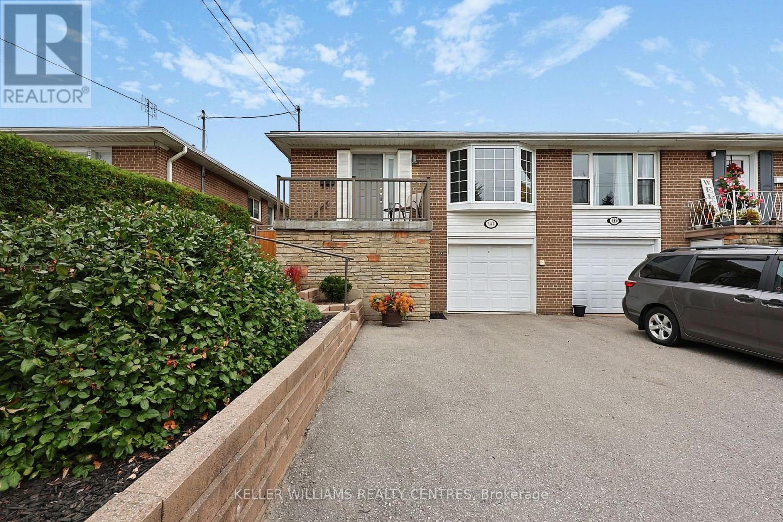 141 Lundys Lane, Newmarket, ON photo 2