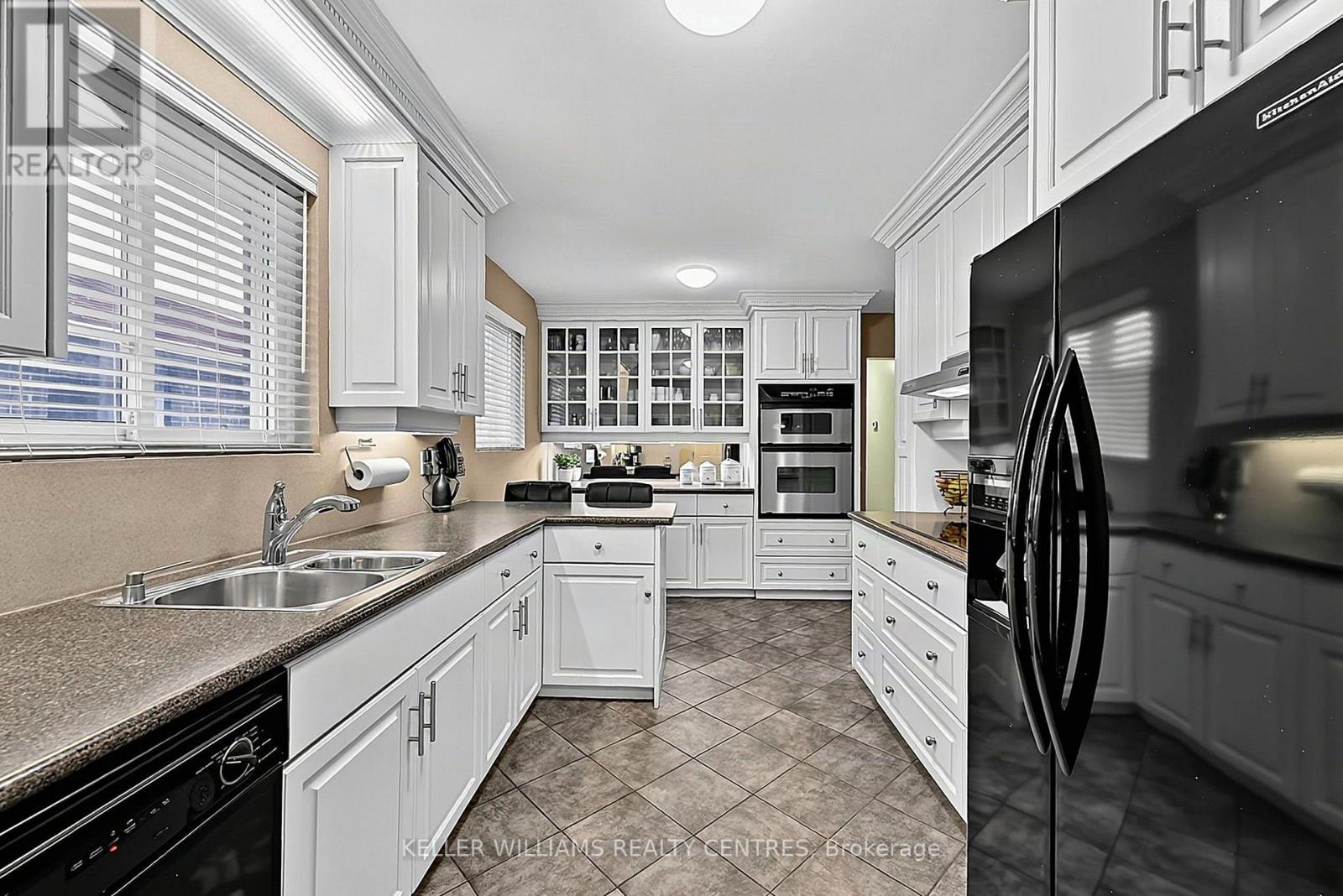 141 Lundys Lane, Newmarket, ON photo 21