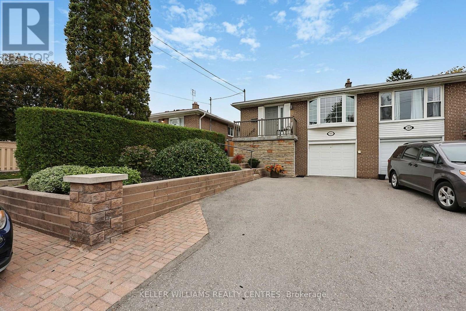 141 Lundys Lane, Newmarket, ON photo 4