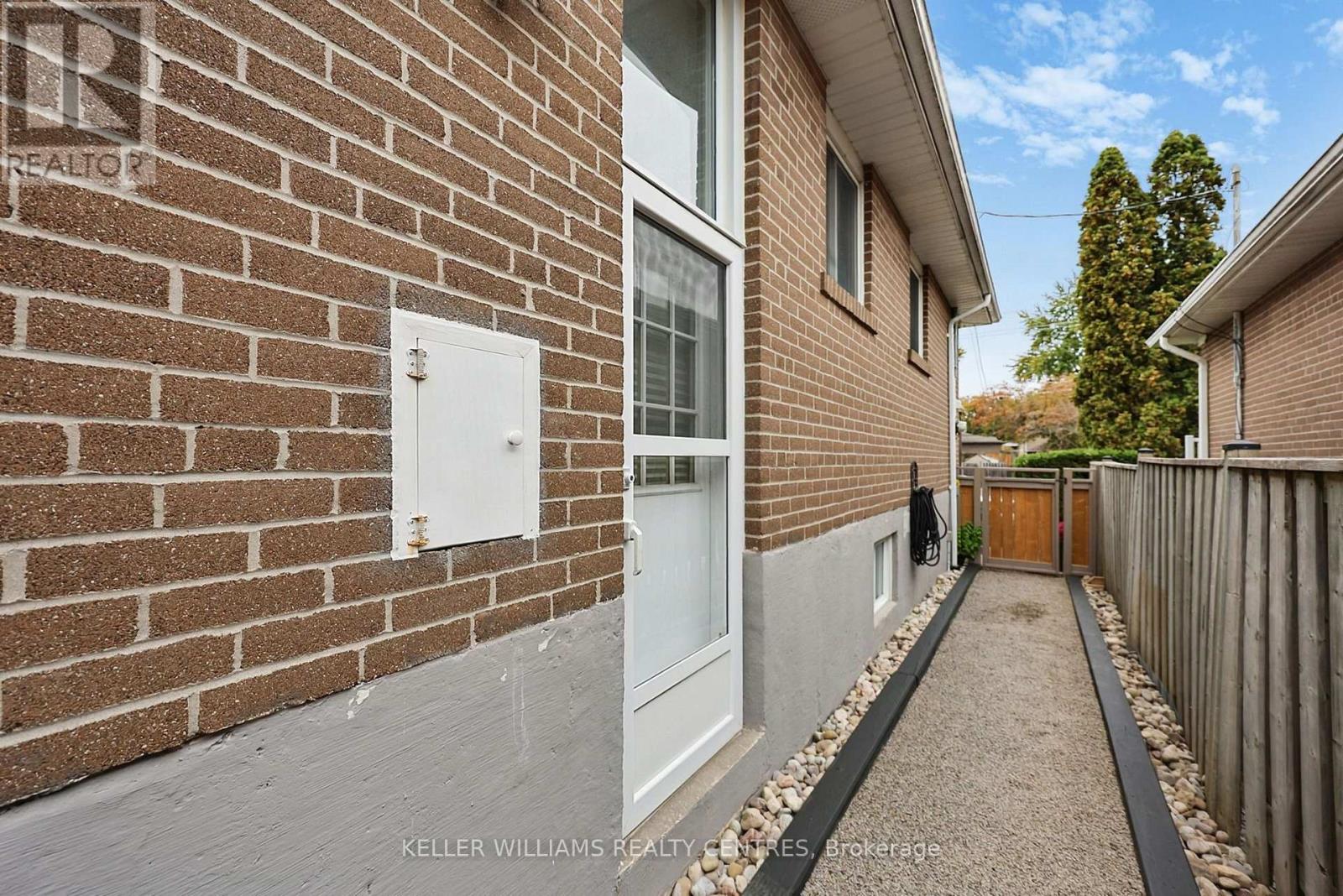 141 Lundys Lane, Newmarket, ON photo 44